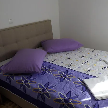 8 Apartment Split