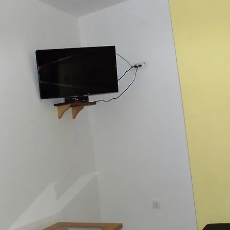 8 Apartment Split