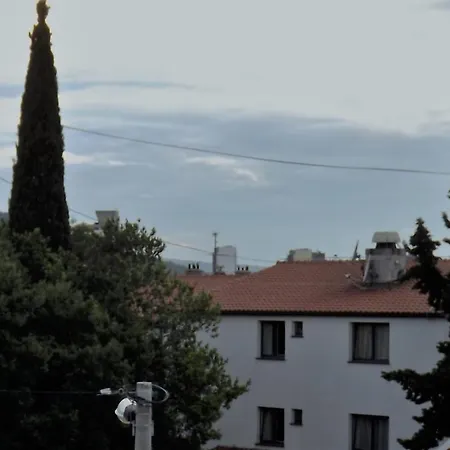 8 Apartment Split
